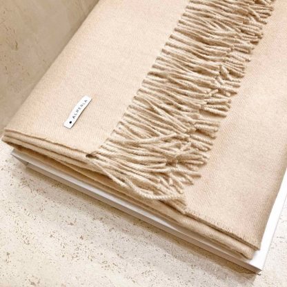 Beige alpaca blanket with fringes