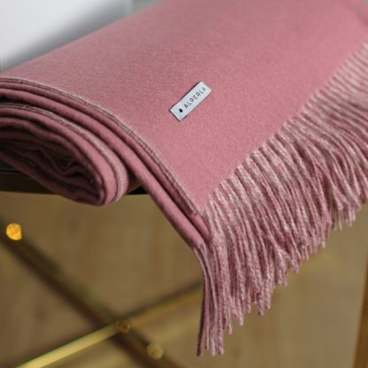 Blanket made of alpaca in pink shade
