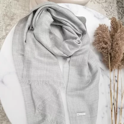Thin shadow shawl of alpaca and silk in classic gray