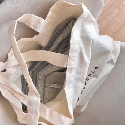 You can take the Alperla alpaca blanket with you on the plane or to a restaurant thanks to the included cotton bag
