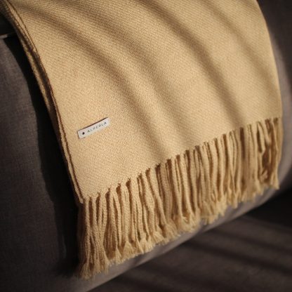 Beige alpaca blanket with long tassels
