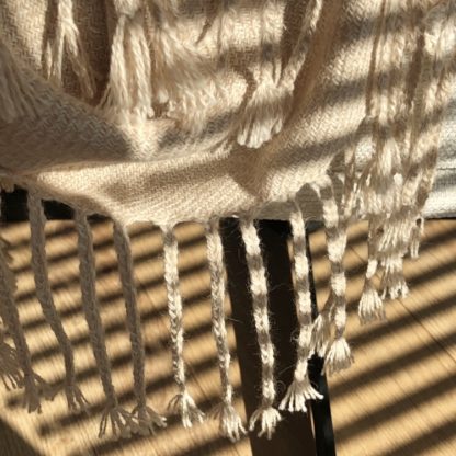 Long tassels in alpaca wool blanket